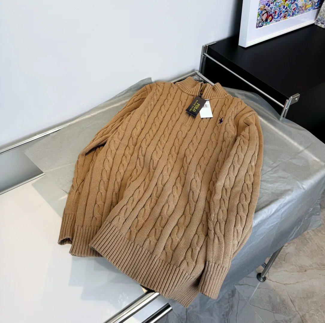 🅿️260 Style number: L03 RALPH LAUREN/Ralph Lauren classic war horse small label embroidered logo Paul polo turtleneck pullover classic half-zip knitted twist sweater sweater Size: Made of pure cotton yarn 🧶 blended with wool, pure cotton is skin-friendly and comfortable, small label war horse embroidered twist turtleneck sweater 🐎 high quality. Follow the blogger to learn how to wear it! Let’s get a Ralph Lauren cable sweater. It’s a super hard-to-find series after it became popular. It’s hard to find one on the official website. It’s simple and practical to wear, with a lazy and loose feel. The thickened fabric has more texture, soft and delicate feel, and a loose fit. Whether worn alone or layered, you can wear different styles of fashion with just one piece!   Size reference # xs s m l Length 64 66 68 70 Shoulder width 40 41 42 44 Bust 46 48 50 52